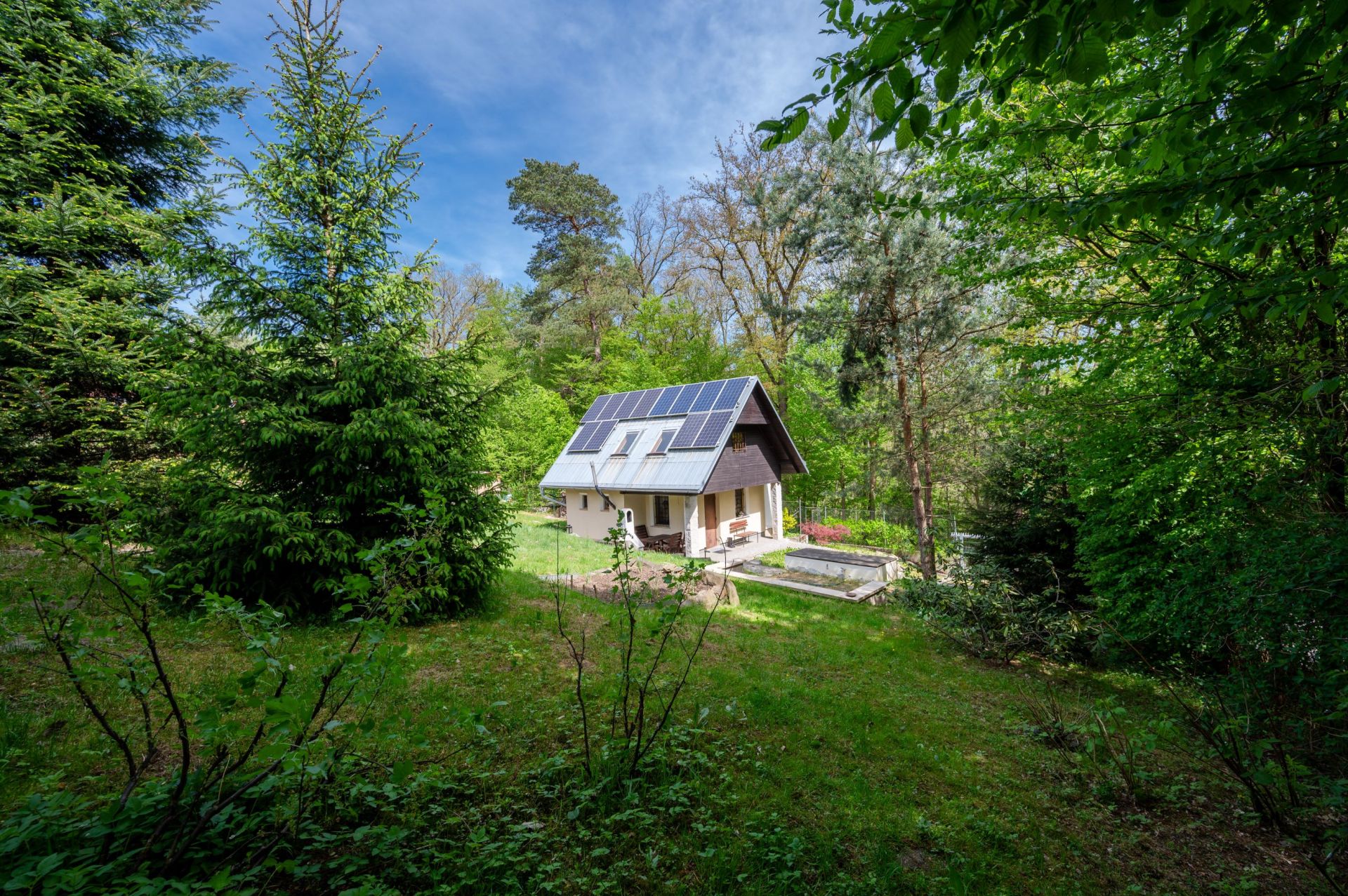 Prodej nízkoenergetické chaty se zahradou, v lese, u Prahy